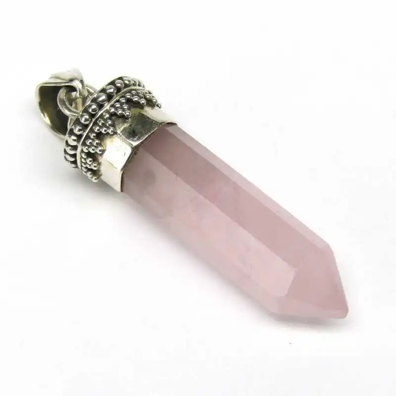 Stříbrný přívěsek s růženínem