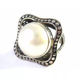Stříbrný prsten s perlou