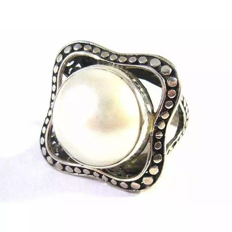 Stříbrný prsten s perlou