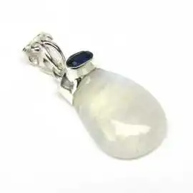 Stříbrný přívěsek s mesíčním kamenem