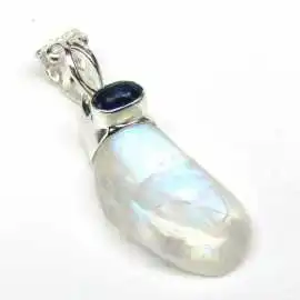 Stříbrný přívěsek s mesíčním kamenem