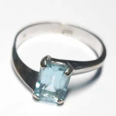 14 kt zlatý prsten s akvamarínem 8 kt