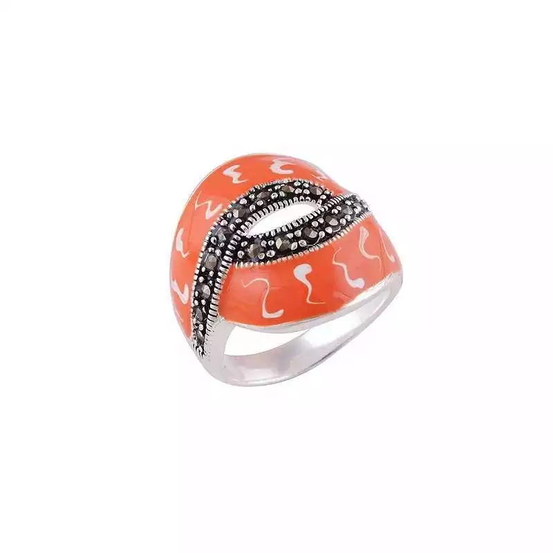 Stříbrný prsten s markazity zdobený smaltem