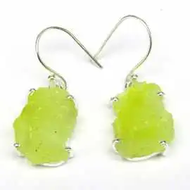 Stříbrné naušnice s brucitem