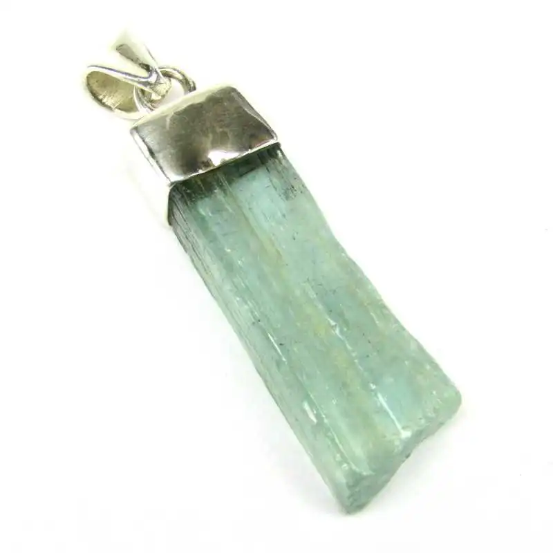 Stříbrný přívěsek s akvamarínem o váze 33 kt