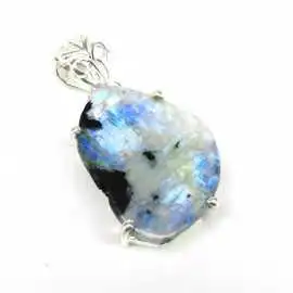 Stříbrný přívěsek s mesíčním kamenem