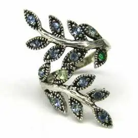 Stříbrný prsten s drahokamy