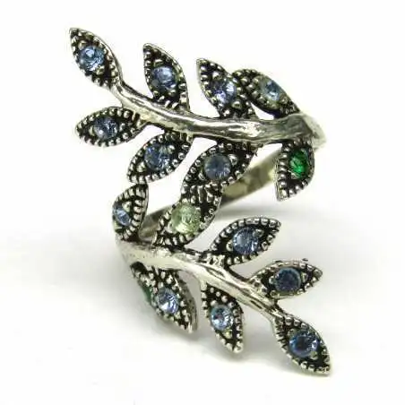 Stříbrný prsten s drahokamy