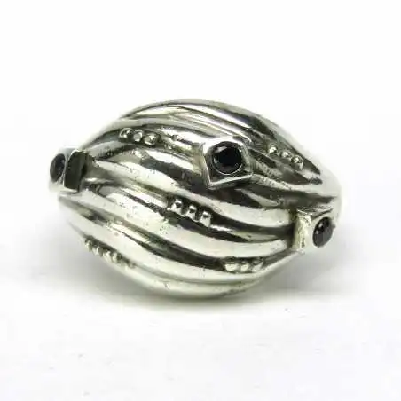 Stříbrný prsten se safírem