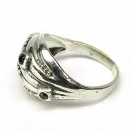 Stříbrný prsten se safírem