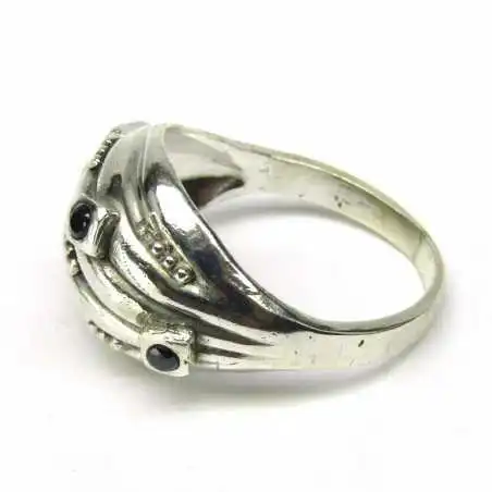 Stříbrný prsten se safírem