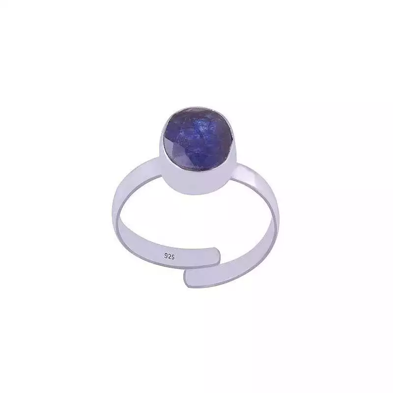 Stříbrný prsten se safírem