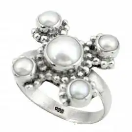 Stříbrný prsten s perlou