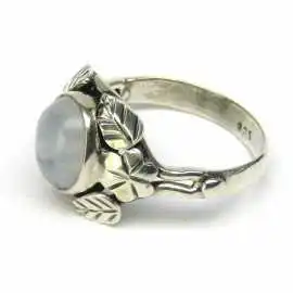 Stříbrný prsten s měsíčním kamenem