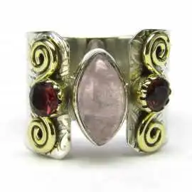 Stříbrný prsten s růženínem