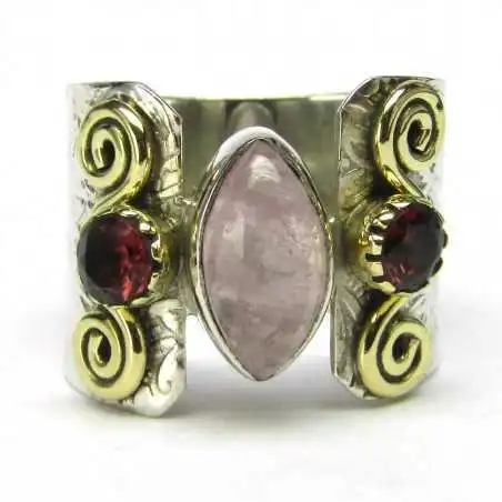 Stříbrný prsten s růženínem