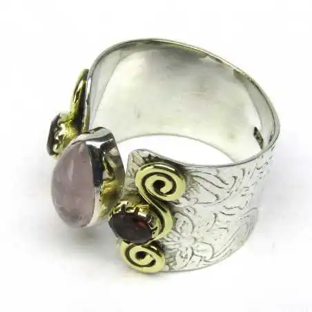 Stříbrný prsten s růženínem