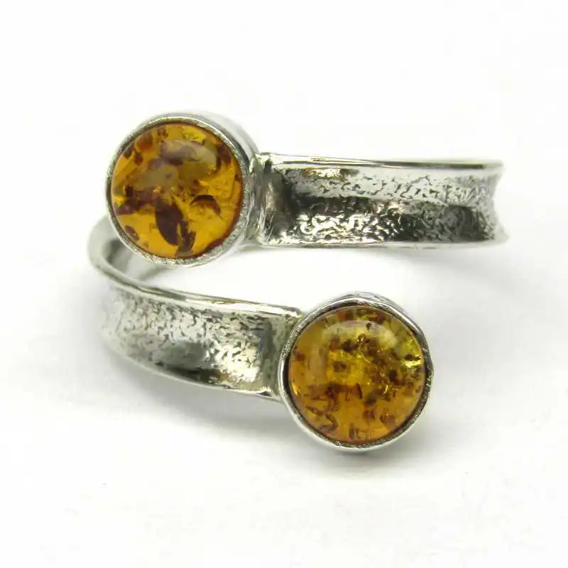 Stříbrný prsten s jantarem