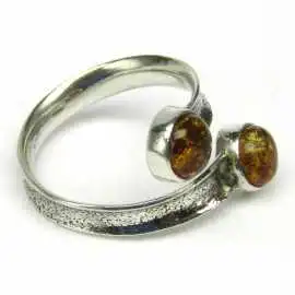 Stříbrný prsten s jantarem