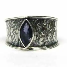 Stříbrný prsten s iolitem