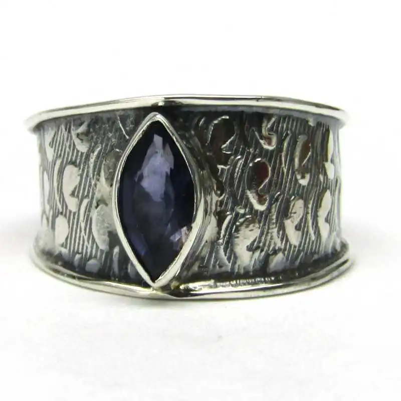 Stříbrný prsten s iolitem