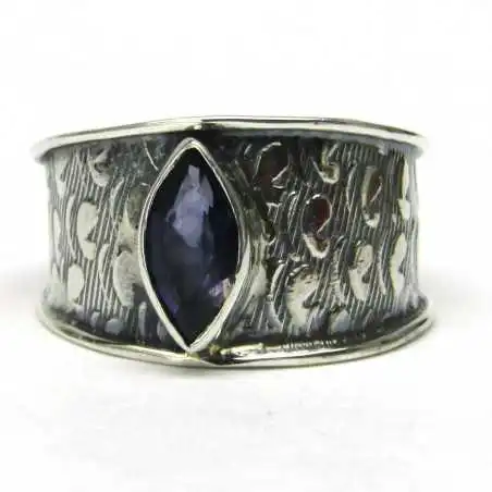 Stříbrný prsten s iolitem