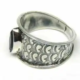 Stříbrný prsten s iolitem