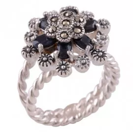 Stříbrný prsten se safíry