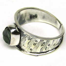 Stříbrný prsten s vltavínem
