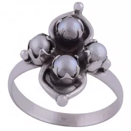 Stříbrný prsten s perlami