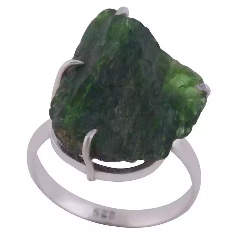 Stříbrný prsten s diopsidem