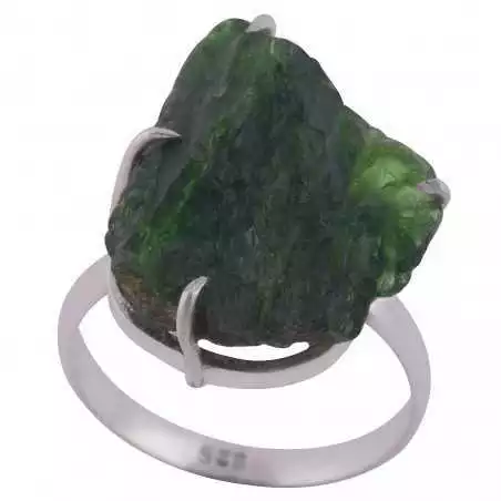 Stříbrný prsten s diopsidem