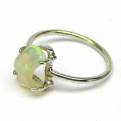 Stříbrný prsten s opálem