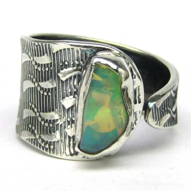 Stříbrný prsten s opálem