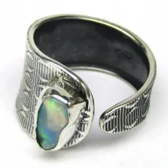Stříbrný prsten s opálem
