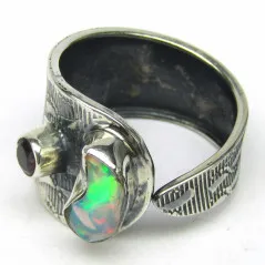 Stříbrný prsten s opálem