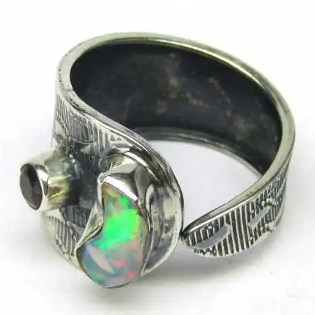 Stříbrný prsten s opálem