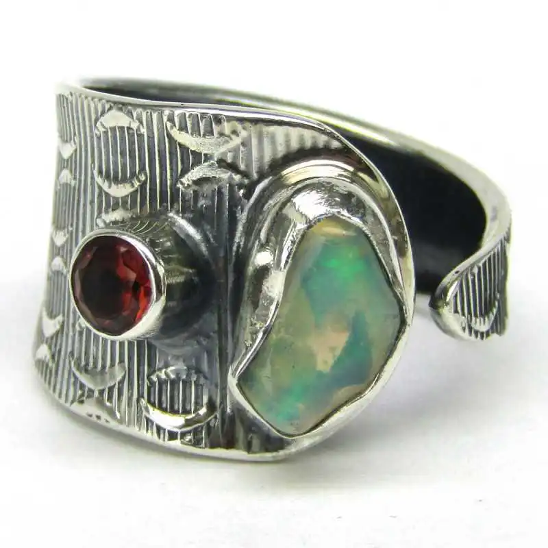 Stříbrný prsten s opálem