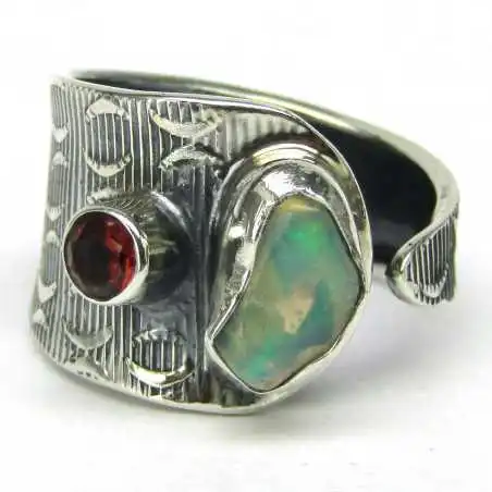 Stříbrný prsten s opálem