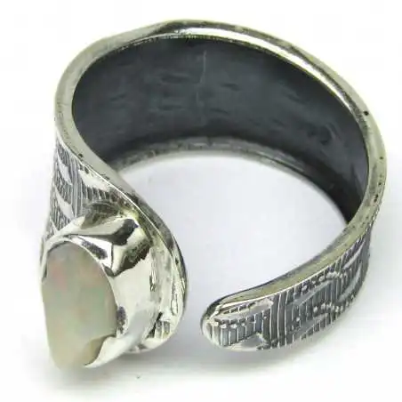 Stříbrný prsten s opálem