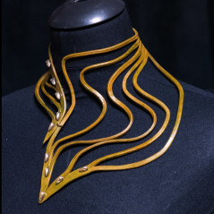 Velký kožený asymetrický náhrdelník pošitý korálky s názvem Vegetal I.