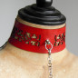 Velký kožený vyřezávaný nákrčník s kroužkem na zavěšení přívěsu či řetízku z kolekce Royale