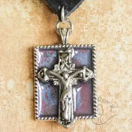 Kožený náhrdelník s přívěskem kříže v rámečku