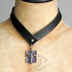 Kožený náhrdelník s přívěskem kříže v rámečku