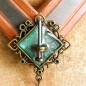 Kožený náhrdelník s přívěskem s osou hodinek