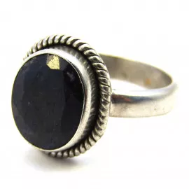 Stříbrný prsten se safírem