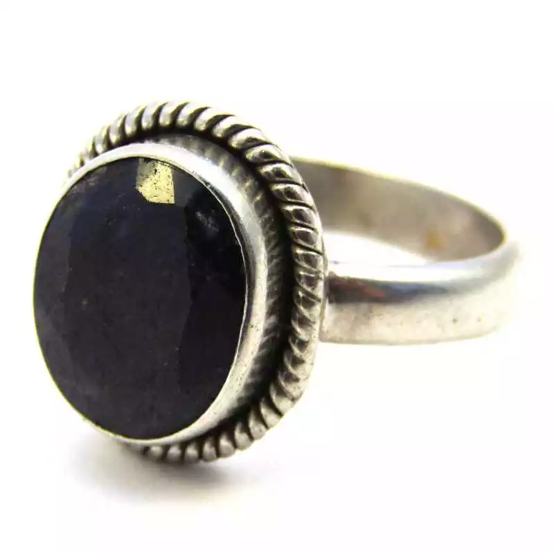 Stříbrný prsten se safírem