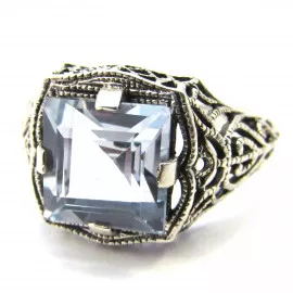 Stříbrný prsten s topazem