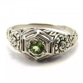 Stříbrný prsten s olivínem