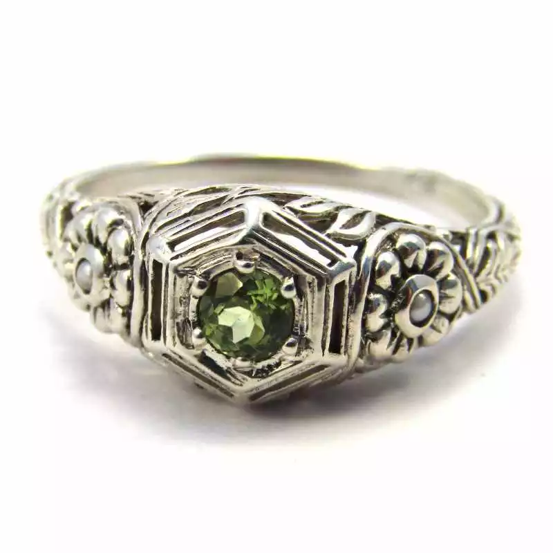 Stříbrný prsten s olivínem